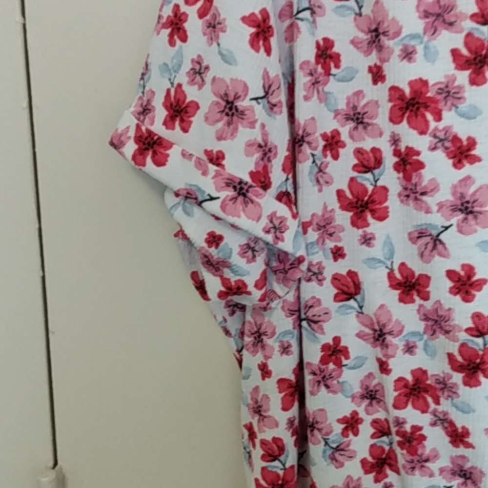 CLEARANCR Beautiful Red Floral Button-down Blouse Size 30/32 - Picture 3 of 7
